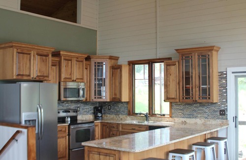 Helena House | Lakefront Cabin on Candlelight