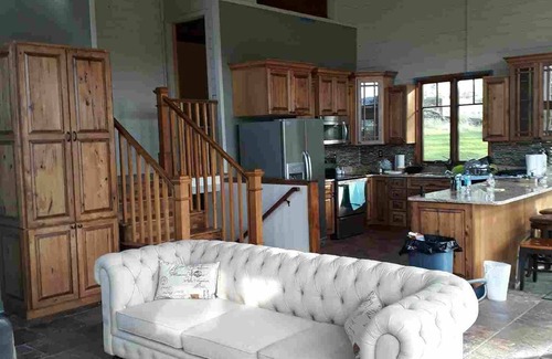 Helena House | Lakefront Cabin on Candlelight