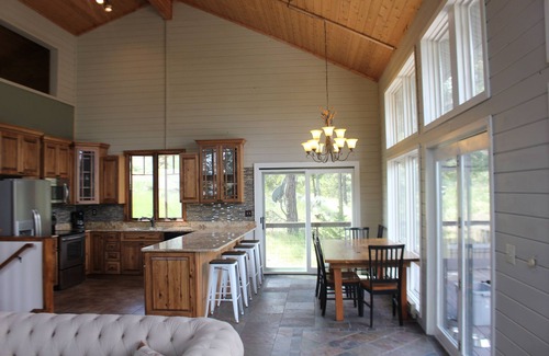 Helena House | Lakefront Cabin on Candlelight