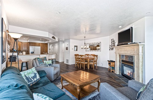 Coeur d'Alene Condo | Lakefront Condo w/Stunning Views, Balcony, & Fireplace