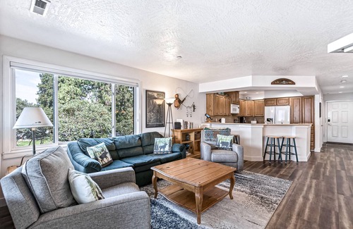 Coeur d'Alene Condo | Lakefront Condo w/Stunning Views, Balcony, & Fireplace