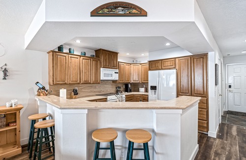 Coeur d'Alene Condo | Lakefront Condo w/Stunning Views, Balcony, & Fireplace