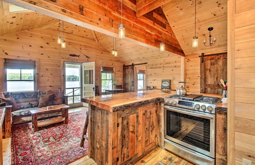 Oxford Cottage | Lakefront Cottage: Boat Dock, Patio & Kayaks!