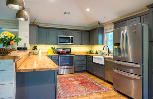 Rolling Wood House | Lakefront Cottage minutes from Oxford