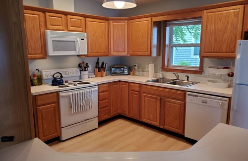Geneva House | Lakefront Cottage on Seneca Lake in Geneva, New York - Finger Lakes
