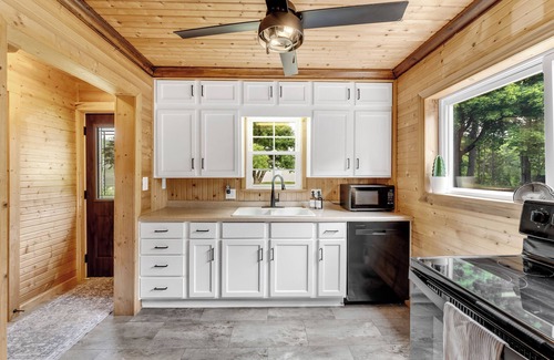 Barryton Cottage | Lakefront Cottage w/AC, King Beds, High Speed WiFi & Sandy Beach