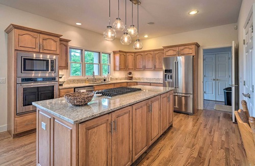 Crossville House | Lakefront Crossville Home w/ Pool Table!