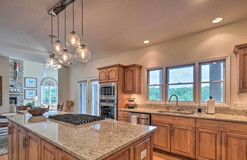 Crossville House | Lakefront Crossville Home w/ Pool Table!