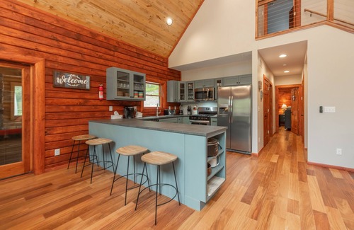 North Glade Hills House | Lakefront Dog Friendly Log Home w/Hot Tub