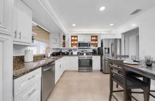 Cooper City House | Lakefront Estate Pool Home/Game Room 5BR/3 Suites