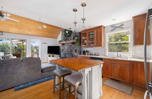 Piney Flats House | Lakefront Getaway on Boone Lake – Sleeps 8+ Hot Tub Dock Fire Pit Kayaks