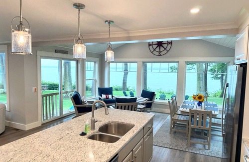 Town of Torrey House | Lakefront Getaway: The Blue Bungalow on Seneca Lake