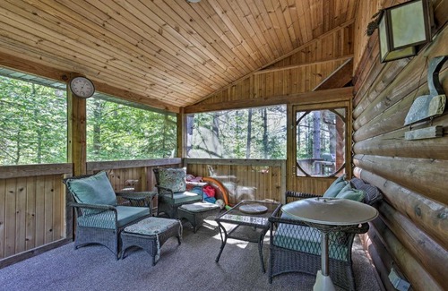 Hazelhurst House | Lakefront Hazelhurst Cabin Dock and Pool Table