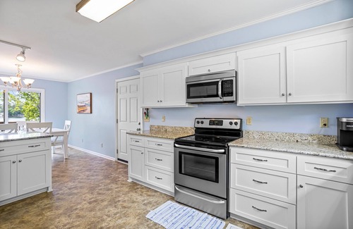 New London House | Lakefront Home- 7 bedroom 4.5 bath- Sleeps 16 + Game Room, PS-4 - Badin Lake, NC