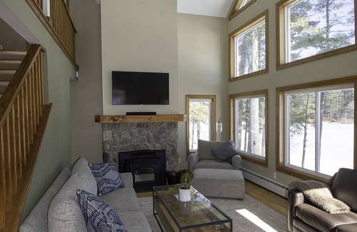 Raymond House | Lakefront Home on Beautiful Crescent Lake