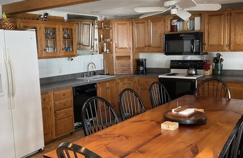 Oxford House | Lakefront home on the western shore of Thompson Lake