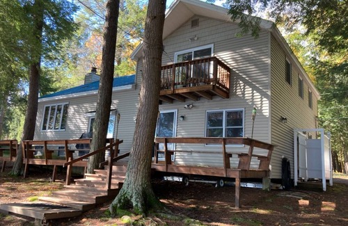 Oxford House | Lakefront home on the western shore of Thompson Lake
