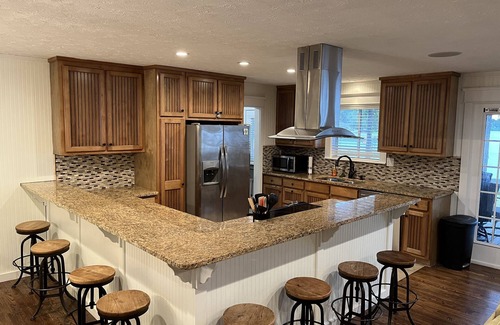 Lake Oconee House | Lakefront home - Walk to restaurants - Deep water - LOCATION!