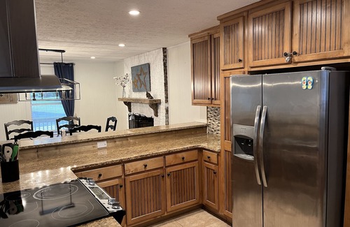 Lake Oconee House | Lakefront home - Walk to restaurants - Deep water - LOCATION!