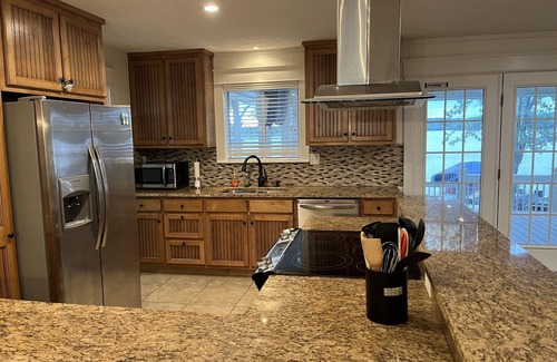Lake Oconee House | Lakefront home - Walk to restaurants - Deep water - LOCATION!