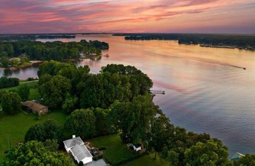 Mount Mourne House | Lakefront Living w/Optional Boat Rental