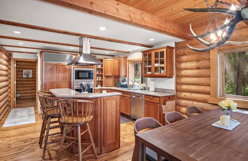 Cle Elum Cabin | Lakefront Log Cabin with Hot Tub/Huge Game Room