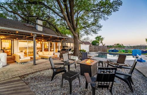 Rowlett House | Lakefront Luxe 5BR 2Bath Home with Pool & Hot Tub
