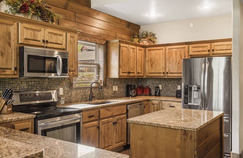 Indian Point Cabin | Lakefront Luxury Lodge 1 ~2mi to Silver Dollar City~HUGE Resort POOL~Dock~FREE amenities
