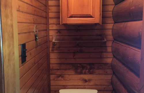 Turtle Beach House | LAKEFRONT LUXURY! Log Home near CYPRESS BEND. Boat House, Fire Pit, Kayaks