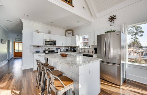 New London House | Lakefront New London Retreat w/Dock & Hot Tub!