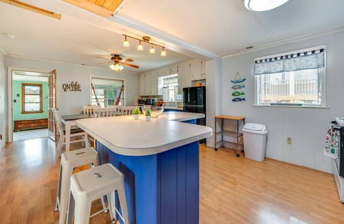 New London House | Lakefront New London Home: Dock, Fire Pit + Views!