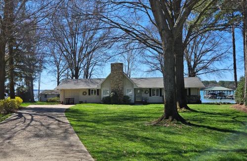 Mayhew House | Lakefront Paradise