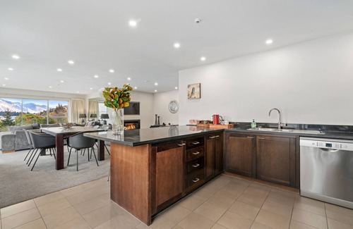 Queenstown Apartment | LAKEFRONT PENTHOUSE APARTMENT WITH 270-DEGREE VIEW