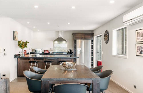 Queenstown Apartment | LAKEFRONT PENTHOUSE APARTMENT WITH 270-DEGREE VIEW
