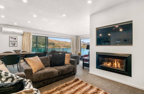 Queenstown Apartment | LAKEFRONT PENTHOUSE APARTMENT WITH 270-DEGREE VIEW