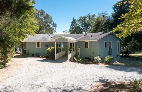 Henrico House | LAKEFRONT, PET Friendly, Firepit, Great Dock, Kayak