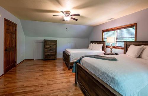 Aquone House | Lakefront Point Retreat on Nantahala Lake with Dock