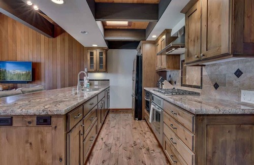 Tahoe Sierra Estates House | Lakefront|Pool|Pier|Bouys|Pickleball|Walk to town