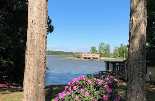 Southmont Cottage | Lakefront Private Boat dock and ramp -Quiet-Large Screened in Porch-