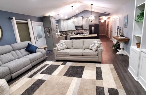 Dadeville House | Lakefront Retreat – Sleeps 16