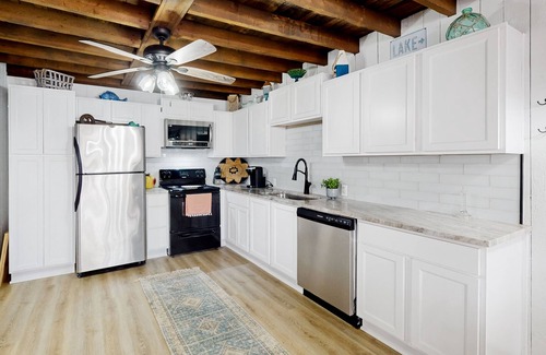 Eatonton Cabin | Lakefront retreat with kayaks, grill, games, open interior, & W/D - dog-friendly