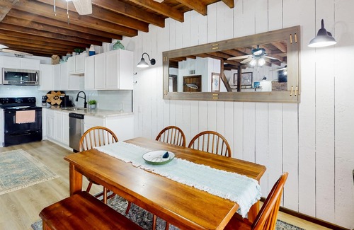 Eatonton Cabin | Lakefront retreat with kayaks, grill, games, open interior, & W/D - dog-friendly