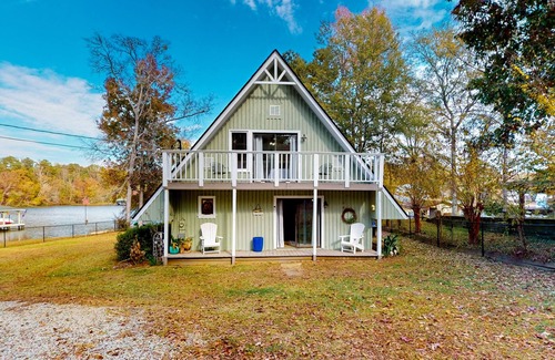 Eatonton Cabin | Lakefront retreat with kayaks, grill, games, open interior, & W/D - dog-friendly