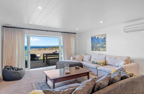Waitahanui House | Lakefront Style - Lake Taupo Holiday Home
