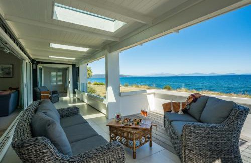 Waitahanui House | Lakefront Style - Lake Taupo Holiday Home