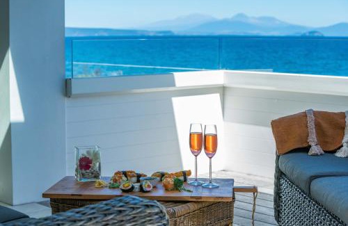 Waitahanui House | Lakefront Style - Lake Taupo Holiday Home