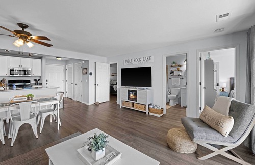 Kimberling City Condo | Lakefront w/Pool Access! Near Silver Dollar City