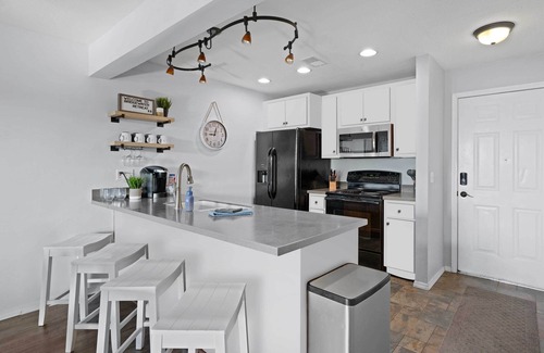 Kimberling City Condo | Lakefront w/Pool Access! Near Silver Dollar City