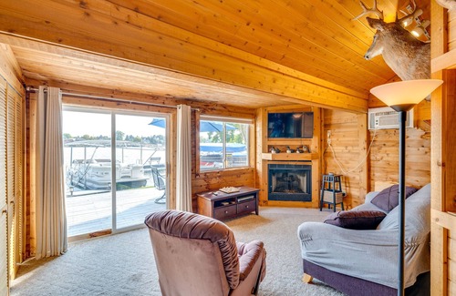 Maplewood Cottage | Lakefront Wisconsin Escape w/ Boat Dock & Kayaks!