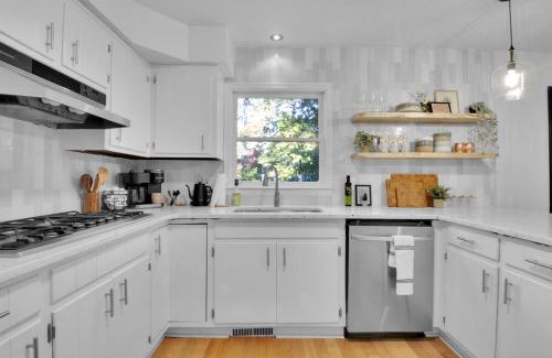 Seneca House | Lakehouse - 10min Clemson, Game Room, Private Dock